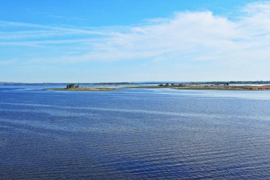 Nehri üzerinde küçük adalar.