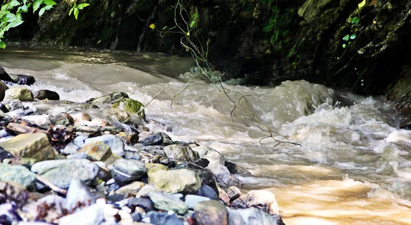 Tormentoso pequeño río de montaña . — Foto de Stock