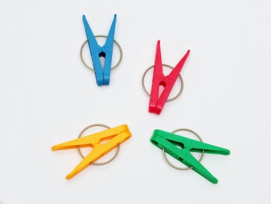 Dört plastik clothespins.