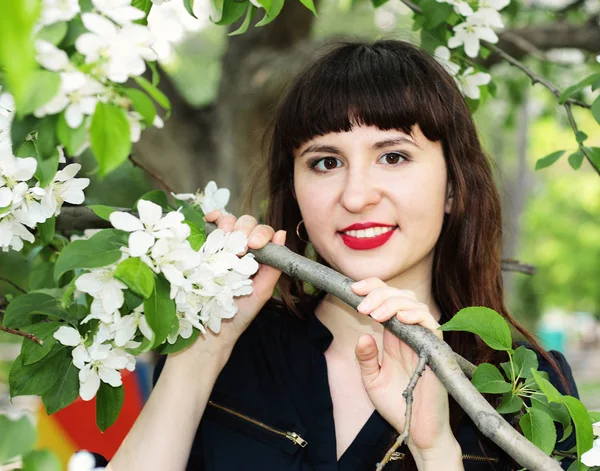 Beautiful girl in apple blossoms. — Stock Photo, Image