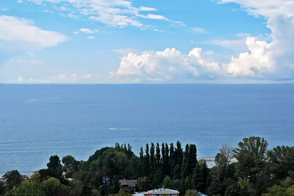 Vista para o mar a partir de uma vista panorâmica . — Fotografia de Stock