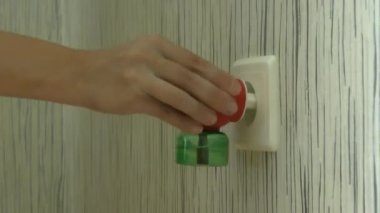 Bir kadın bir aygıtın böcekler püskürtmek için kullandığı.