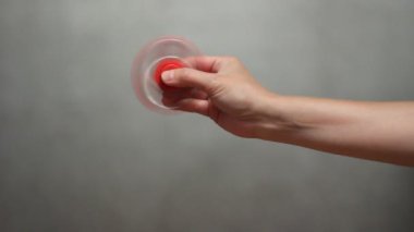 Bir kadın bir spinner iplik.