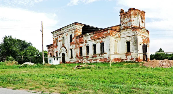 Um templo abandonado em ruínas . — Fotografia de Stock