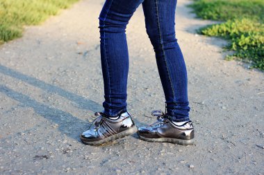 spor ayakkabı kadın ayakları.