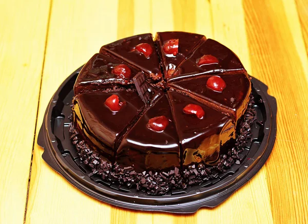 Chocolate cake with fresh cherries. — Stock Photo, Image