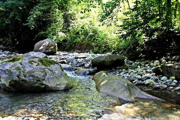 Piedras grandes en el río de montaña . — Foto de Stock