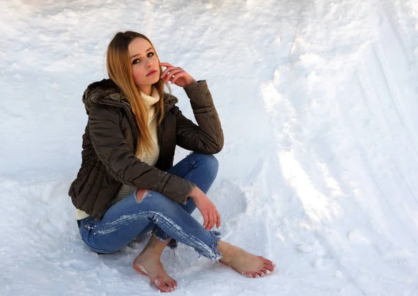 Yalınayak kız düşünceli.