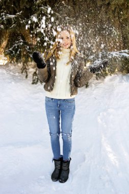 Güzel bir kız kar elleriyle atar..