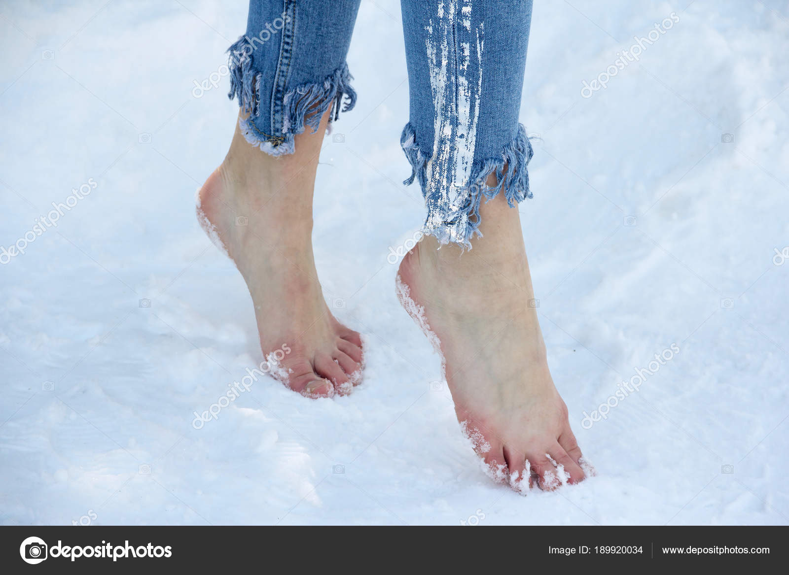 Хождение босиком закаливание. К чему снится идти по снегу босиком. Босиком зимой в городе. Босиком на снегу. К чему снится идти по снегу босиком.