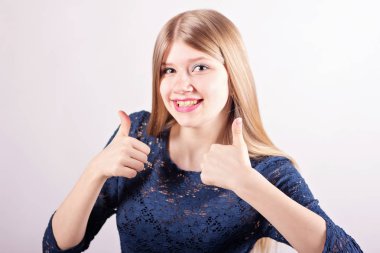 Güzel sarışın üzerinde olumlu.