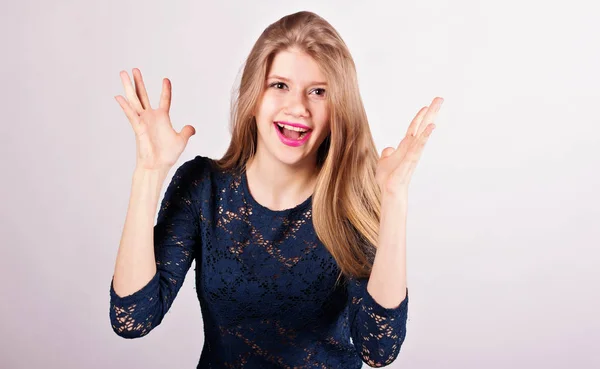 Menina loira alegre bonito . — Fotografia de Stock