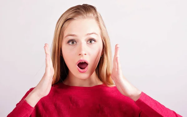 İnanılmaz duygusal sarışın kız.