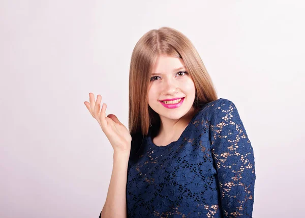 Retrato de menina loira sorridente. — Fotografia de Stock