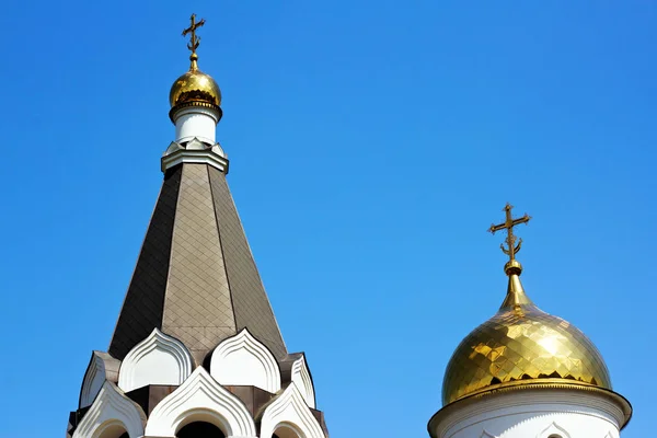 Cúpula grande y pequeña de la Iglesia Ortodoxa . —  Fotos de Stock