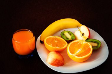 Taze meyve ve bir bardak meyve suyu..