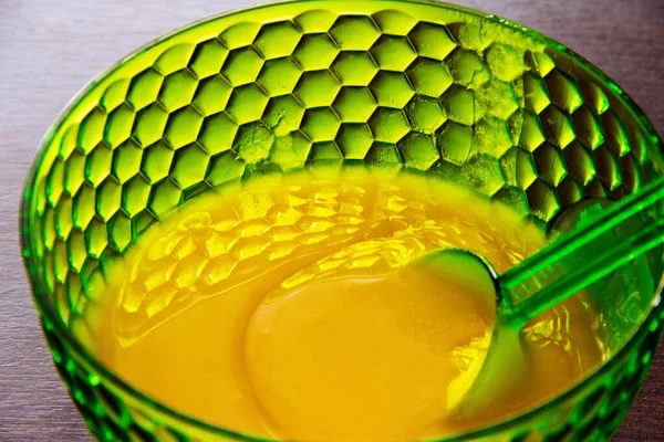 Натуральный мед в миске . — стоковое фото