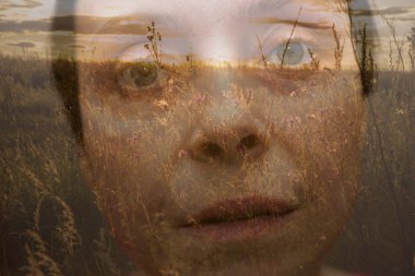 Bir kadının büyük yüz portresi..