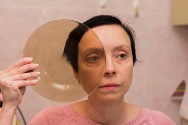 Bir kadın mutfak tabağını tutar..