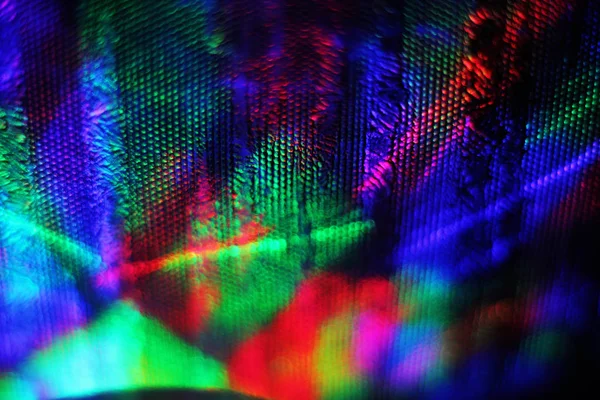 Duvar çok renkli ışık kaynaklarıyla aydınlatılıyor..