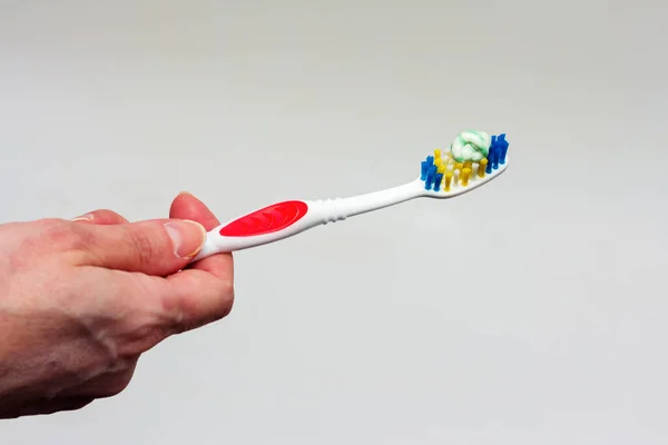 Mão Mulher Segura Uma Escova Dentes Com Pasta Dentes — Fotografia de Stock