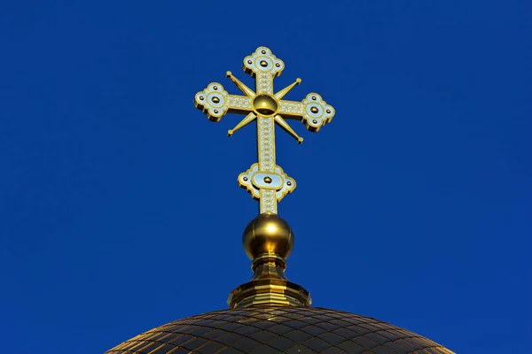 Ortodoks Hıristiyan kilisesinin kubbesinde altın bir haç..