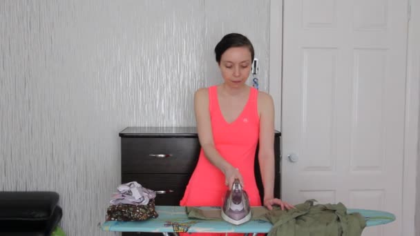 Seorang Wanita Menyetrika Pakaian Papan Setrika — Stok Video
