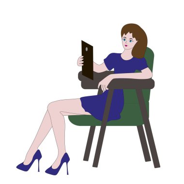 Genç bir kadın koltukta otururken tablet bilgisayarda haberleri okuyor..