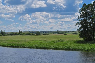 Beyaz Rusya'da Neman nehri ve yeşil çayırları