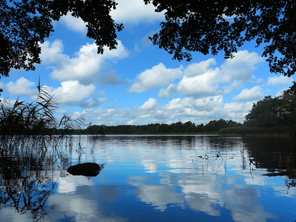 Uitzicht op het idyllische meer — Stockfoto