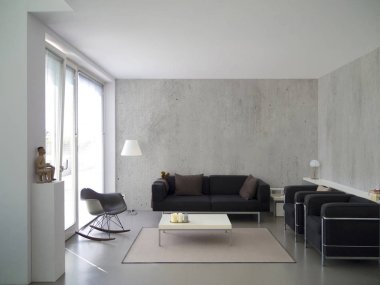 Beton duvar ile çağdaş oturma odası