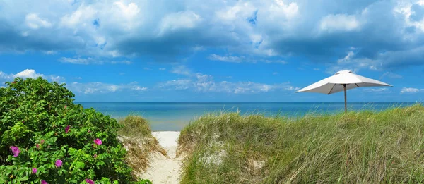 Transito in spiaggia e ombrellone — Foto Stock