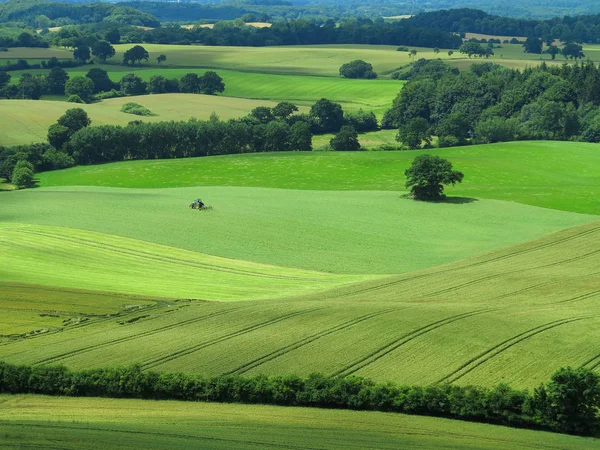 Agrarlandschaft mit Traktor — Stockfoto
