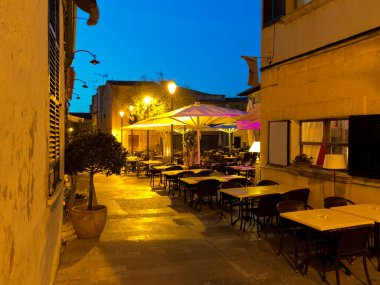 Geceleri eski Alcudia Mayorka kasabasının sokaklarındaki kamusal pazar yerindeki restoranlar.