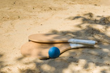 Plaj tenis raketleri kum, yaz spor kavramı.