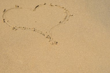 Büyük aşk, doku çizilen yürekle kum Beach kavramı.