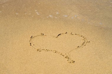 Büyük aşk, doku çizilen yürekle kum Beach kavramı.