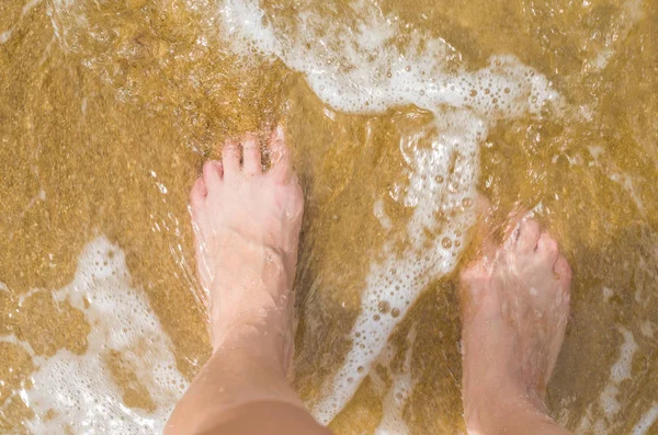 Büyük tatil kavramı, kadın ayak kum plaj.