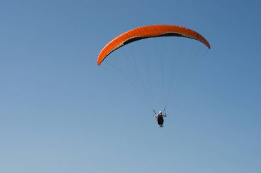 Camboriu, Brezilya - 10 Aralık 2017: yamaç paraşütü tepe üzerinde pratik öğrenciler.