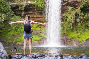 Rahatlamak için kadın şelale Kollarını açarak bir şelale.