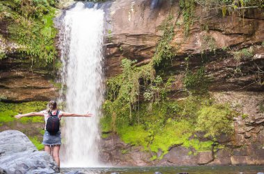 Rahatlamak için kadın şelale Kollarını açarak bir şelale.