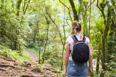 Büyük kavram Trail, genç kadının yürüyüş arkadan görünüm.