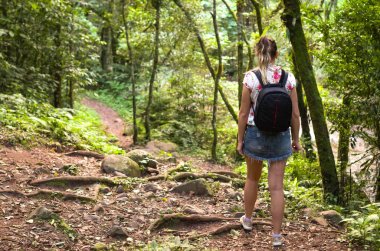 Büyük kavram Trail, genç kadının yürüyüş arkadan görünüm.