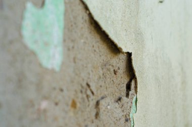 Duvar soyulması boya, boya sorun ile. Yetersiz boya sistemi, su infiltrasyon.