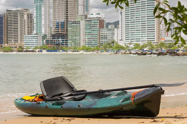Gran Concepto Vacaciones Kayak Arena Mar Fondo — Foto de Stock