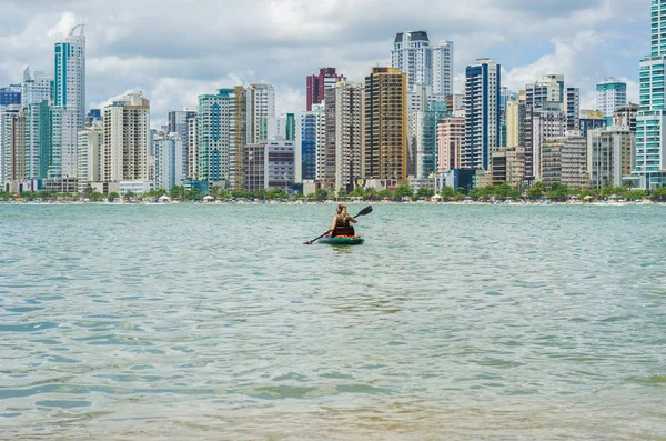Young Woman Strolling Kayak Brazilian Beach Fishing Kayak — Stock Photo, Image