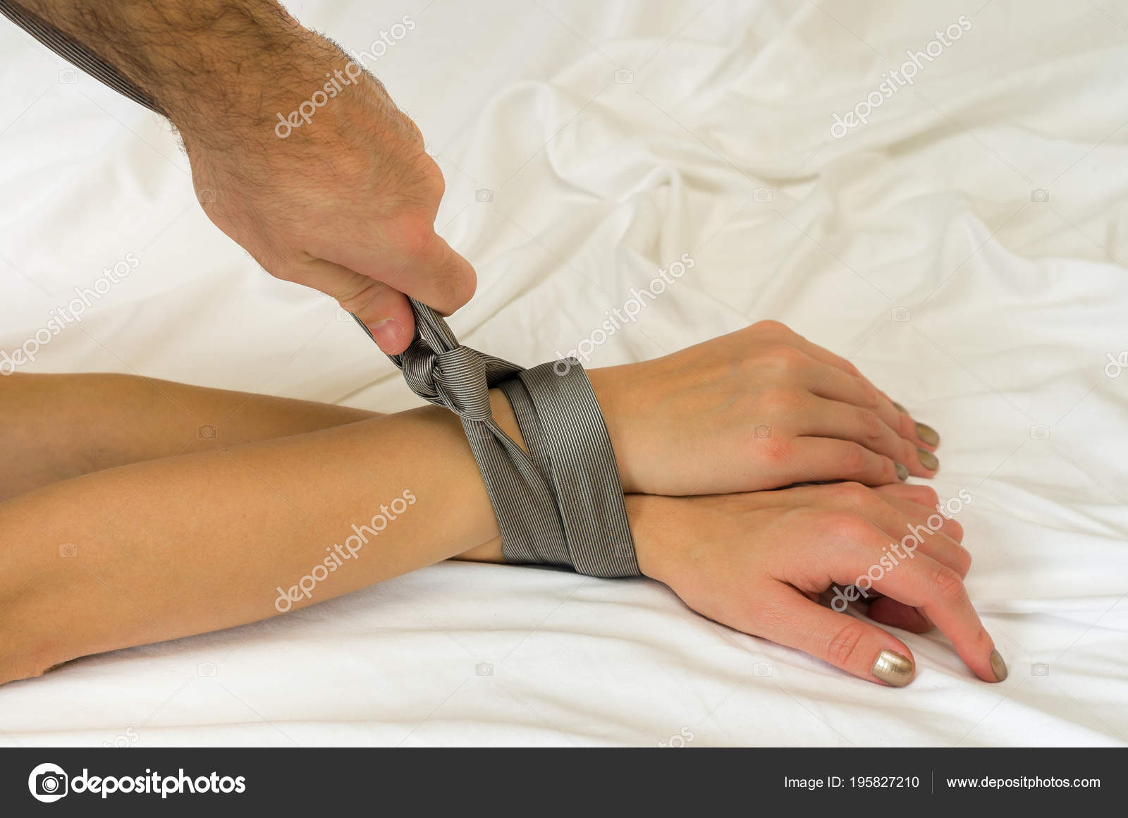 связанные руки парня. сибари геншин. девушка со связанными руками. связанный мужчина. связанные мужские руки.