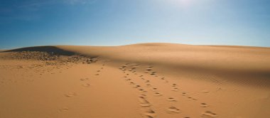 Mavi gökyüzü ve güneş kum tepeleri