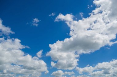Arka plan mavi gökyüzü ve beyaz bulutlar çeşitli kullanımlar için