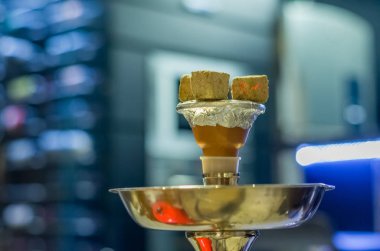 Geleneksel Arguiles (Narguile, nargile, Chicha, nargile) ile raf için tütün, yaygın olarak kullanılan ekipman Ortadoğu genelinde çok yaygın.